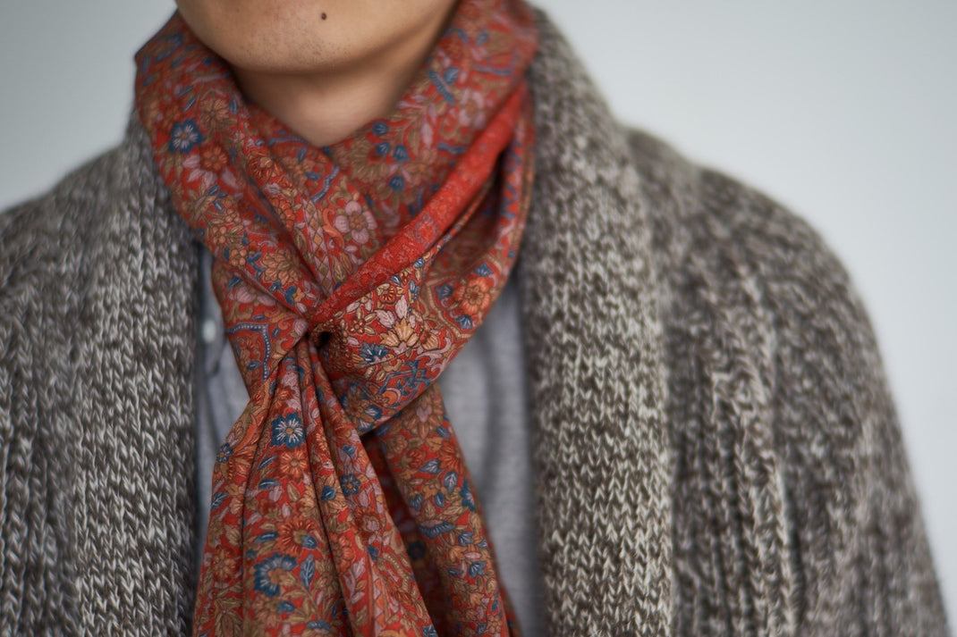 Guide to tying a long scarf (the pretzel knot)
