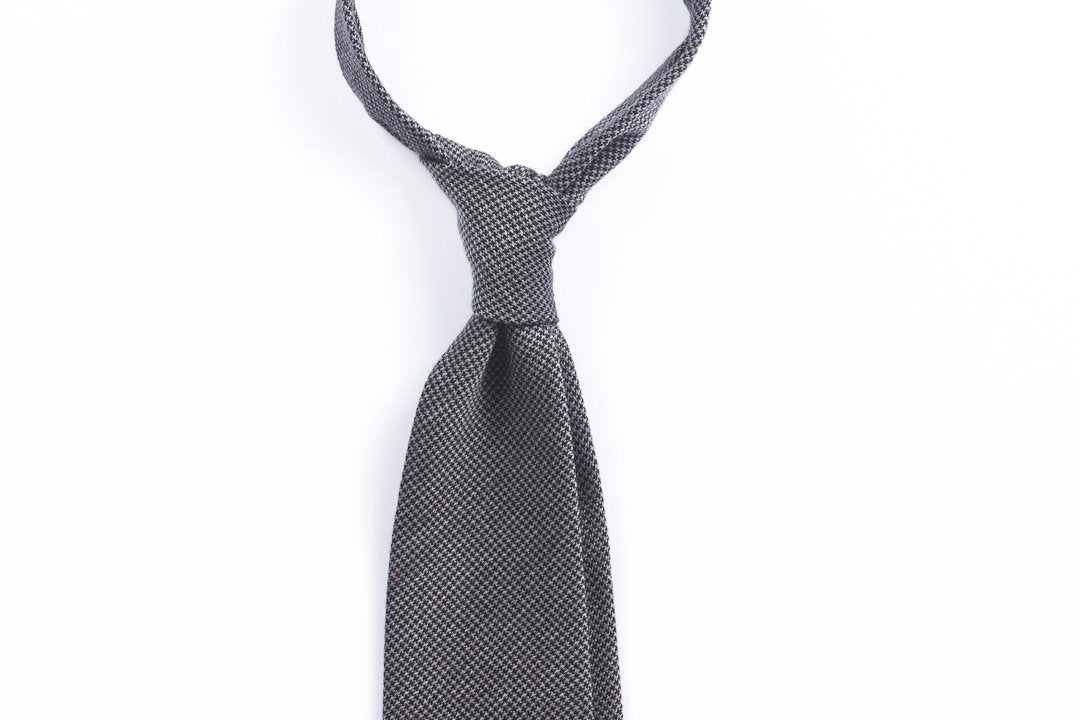 Black-Grey Houndstooth in Wool Silk