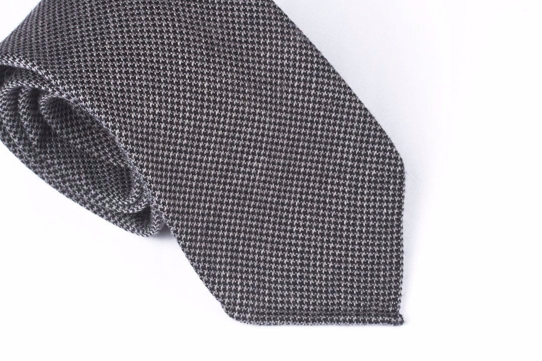 Black-Grey Houndstooth in Wool Silk